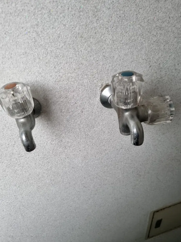 세탁실과 베란다 수도꼭지 교체로 동파와 누수를 막는 작업